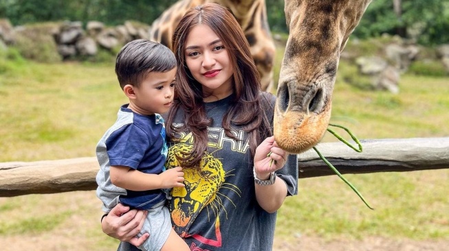 Nathalie Holscher bersama Adzam. [Instagram]