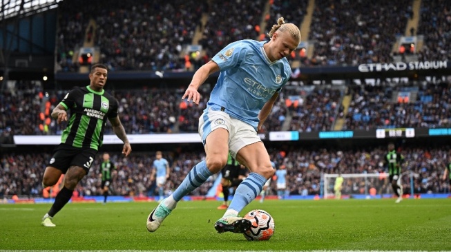 Striker Manchester City asal Norwegia, Erling Haaland mengontrol bola selama pertandingan Liga Inggris antara Manchester City vs Brighton & Hove Albion di Stadion Etihad di Manchester, barat laut Inggris, pada 21 Oktober 2023.Oli SCARFF / AFP