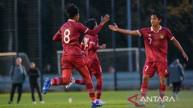 Timnas Indonesia U-17 saat menjalani laga uji coba dengan skor akhir 2-3 melawan FC Koln U-17 di RheinEnergie Sportpark, Koln, Jerman, Jumat (20/10/2023). (ANTARA/HO/PSSI)