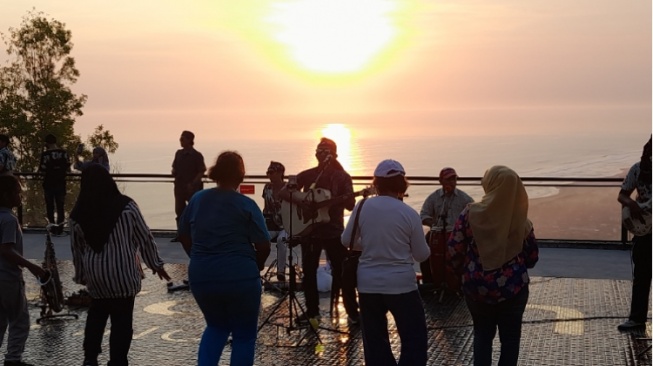 Nikmati Sunset dari Obelix Sea View Sambil Tonton Live Music