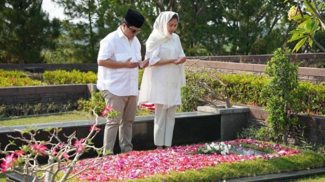 Gencar Sosok Cawapres Prabowo, Erick Thohir Ziarah ke Makam Sang Ayah