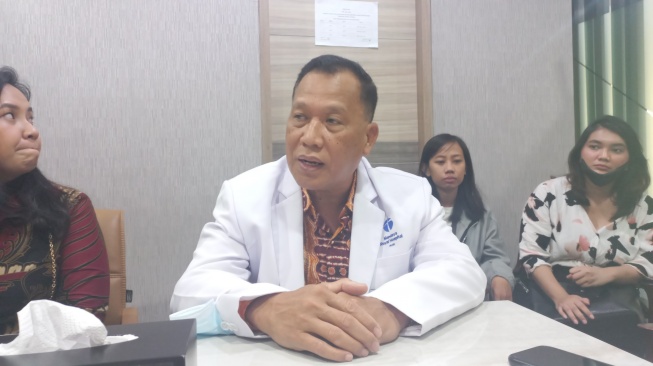 dr. Enos H Siburian, SpB (K) Onk, Dokter Bedah Konsultan Onkologi Mandaya Royal Hospital Puri. (Dini/Suara.com)