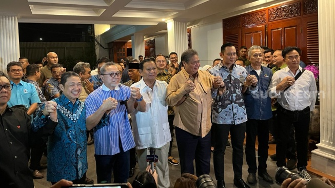 Bakal calon presiden (capres) Prabowo Subianto mengumumkan Gibran Rakabuming Raka menjadi cawapresnya untuk Pilpres 2024 melalui konferensi pers di Jalan Kertanegara, Jakarta Selatan, Minggu (22/10/2023) malam. (Suara.com/Yasir)