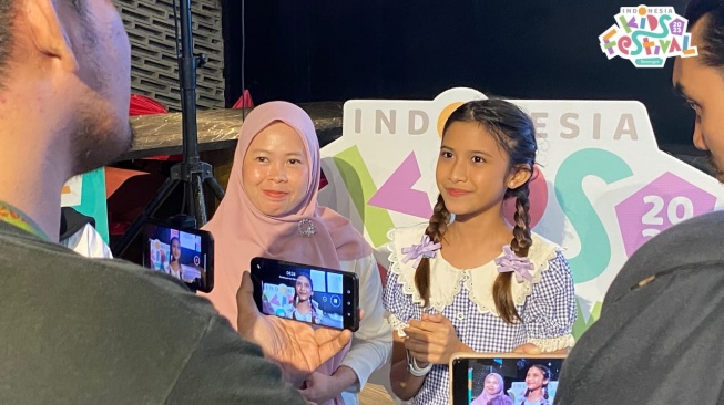 Queen Salman, pemain Petualang Sherina 2 dan Rinna Purnamasari, founder Indonesia Kids Festival dalam acara yang digelar Jumat (20/10/2023) [Suara.com/Rena Pangesti]