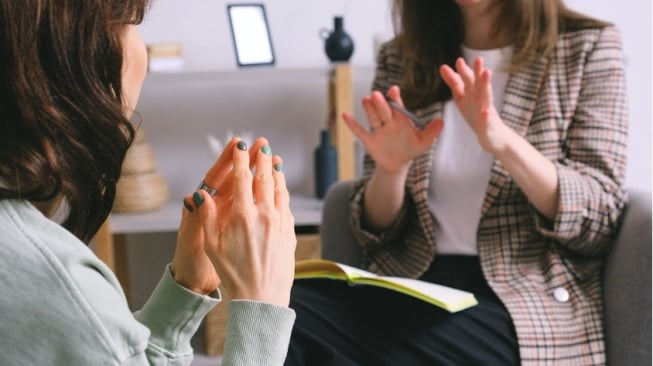 3 Prinsip Psychological First Aid, Siapa Pun Bisa Beri Dukungan Mental