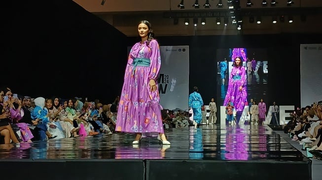 Kolaborasi Brand Modest Fashion Tampilkan Desain Busana Muslim yang Beragam di JMFW 2024