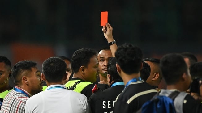 Wasit Naufal Adya memberikan kartu merah kepada salah satu ofisial Persija Jakarta yang melakukan protes keras usai tim mereka kalah dari Rans Nusantara dalam laga lanjutan putaran pertama Liga 1 2023-2024 di Stadion Patriot Chandrabhaga, Bekasi, Jawa Barat, Minggu (22/10/2023). Rans kalahkan Persija dengan skor 2-1 dalam pertandingan itu. ANTARA FOTO/Aditya Pradana Putra/nz