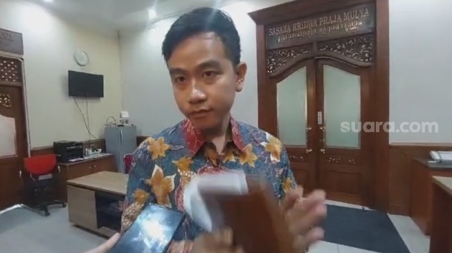 Buru-buru Masuk Ruang Kerja, Gibran Irit Bicara Soal Jadi Cawapres Prabowo Subianto