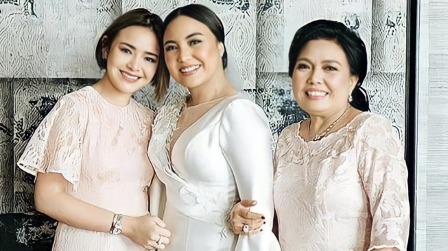 Amanda Manopo bersama ibu, Henny Manopo dan sang kakak, Felicia Angelica. [Instagram]