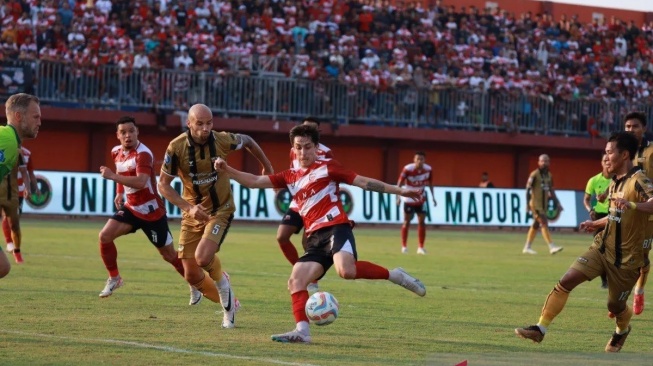 Pemain Madura United Rivera menghadapi sejumlah pemain Dewa United di laga lanjutan BRI Liga 1 Indonesia 2023-2024 nan digelar di Stadion Gelora Madura Ratu Pamelingan Pamekasan, Minggu (22/10/2023). (ANTARA/HO-MO Madura United)