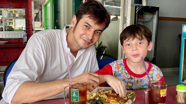 Boy Hamzah bersama putranya, Yusuf. [Instagram]
