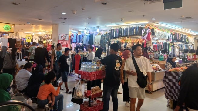 Aktivitas thrifting alias belanja baju bekas di Pasar Senen masih ramai dilakukan masyarakat, Minggu (22/10/2023). (Fajar/Suara.com). 