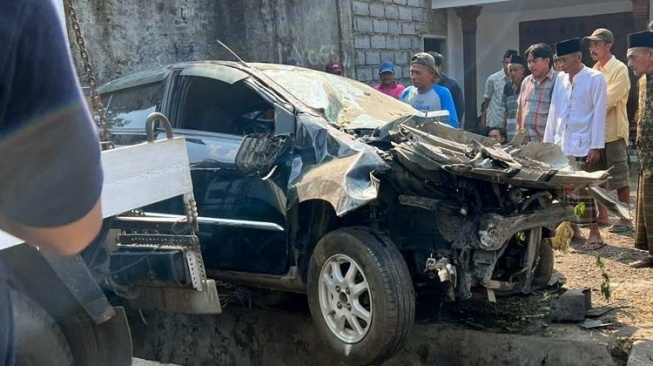 Brakkk! Mobil Tabrak Pembatas Jalan, Kades di Probolinggo Meningal Dunia