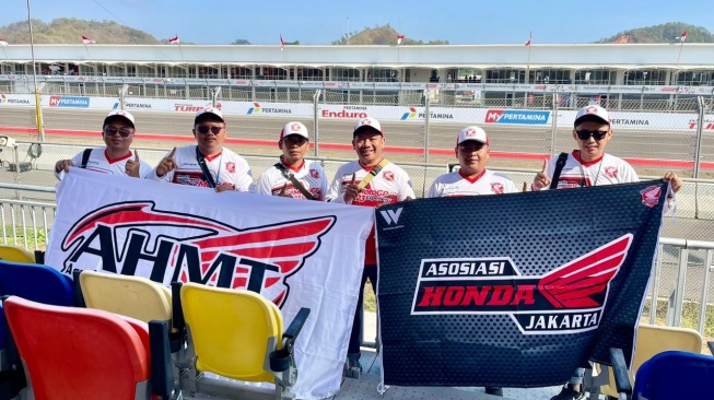 Lima anggota komunitas dari berbagai klub motor Honda yang tergabung dalam Asosiasi Honda Jakarta (AHJ) dan Asosiasi Honda Motor Tangerang (AHMT) mendapat kesempatan datang langsung ke gelaran MotoGP di Sirkuit Mandalika dua pekan lalu (15/10/2023) [PT WMS].