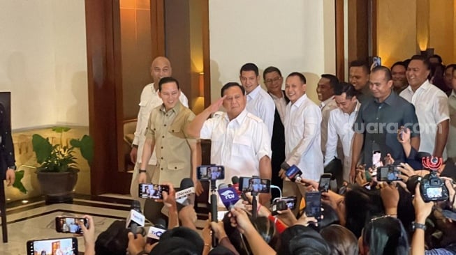 Niat Banget Prabowo Prank Wartawan! Awalnya Hormat, Ujung-ujungnya Malah Ngacir