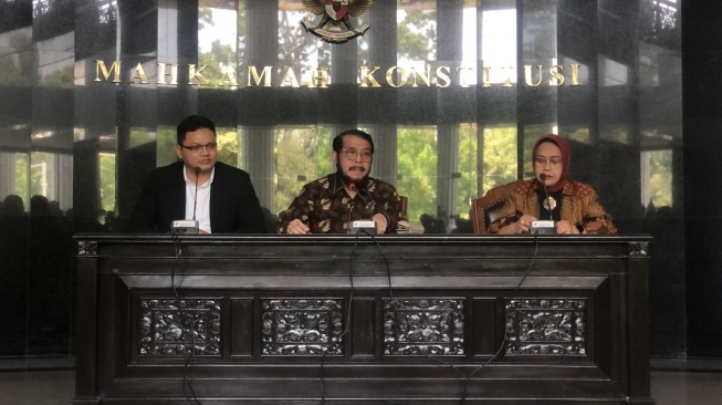 Ketua Mahkamah Konstitusi Anwar Usman menyampaikan keterangan di Gedung MK, Senin (23/10/2023). [Suara.com/Dea]