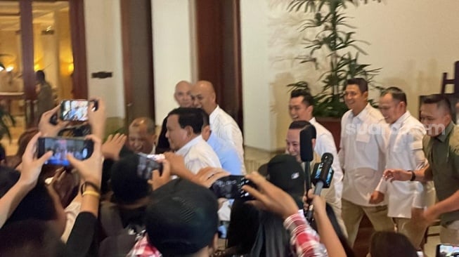 Bakal calon presiden (capres) Prabowo Subianto pura-pura tinggalkan wartawan di sela-sela acara Rapimnas Partai Gerindra di The Dharmawangsa, Jakarta Selatan, Senin (23/10/2023). (Suara.com/Novian)