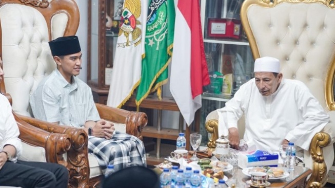 Tegangnya Kaesang Tampil Sarungan dan Berpeci saat Bertemu Habib Luthfi