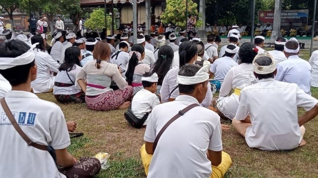 Hari Ini Umat Hindu Gelar Mulang Pekelem di Danau Segara Anak Untuk Minta Hujan