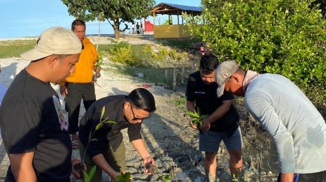 Cegah Erosi Pantai, GMC Sumut Tanam Bibit Pohon Cemara