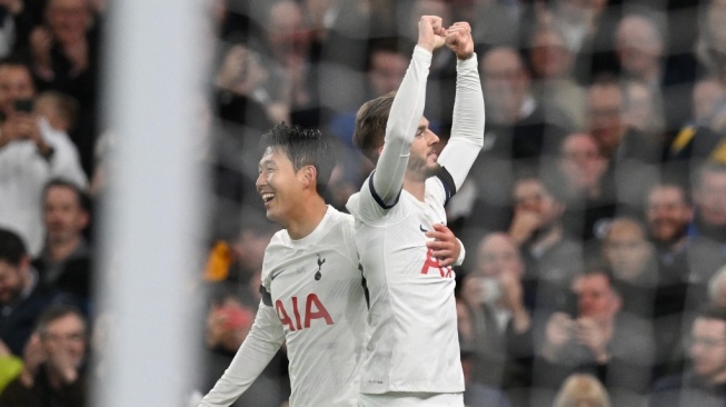 Gelandang Tottenham Hotspur James Maddison (kanan) melakukan selebrasi bersama striker Son Heung-Min (kiri) usai mencetak gol kedua timnya pada laga pekan ke-9 Liga Inggris 2023-2024 antara Tottenham Hotspur vs Fulham di Stadion Tottenham Hotspur di London, pada tanggal 23 Oktober 2023. Glyn KIRK / AFP.