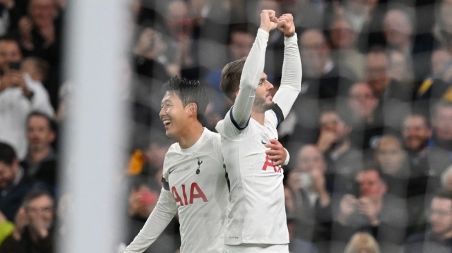 Gelandang Tottenham Hotspur, James Maddison (kanan) melakukan selebrasi dengan striker Son Heung-Min (kiri) setelah mencetak gol kedua timnya selama pertandingan pekan ke-9 Liga Inggris 2023-2024antara Tottenham Hotspur vs Fulham di Stadion Tottenham Hotspur di London , pada tanggal 23 Oktober 2023.Glyn KIRK / AFP.