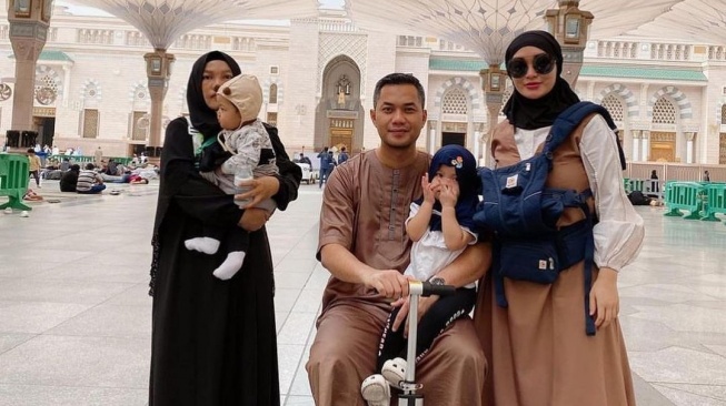 Zaskia Gotik menunaikan umrah bersama suami dan anak-anaknya. [Instagram]