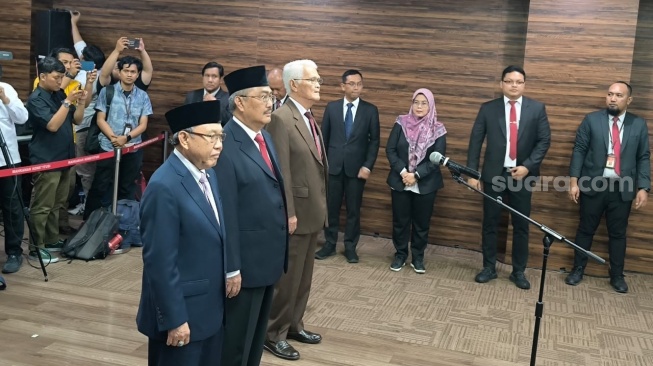 Tiga anggota Majelis Kehormatan Mahkamah Konstitusi (MKMK) resmi dilantik Ketua MK Anwar Usman di Gedung MK, Jakarta Pusat, Selasa (24/10/2023). (Suara.com/Dea)