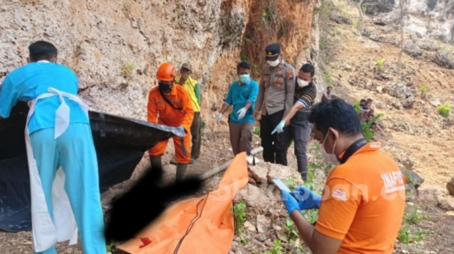 Warga Kampung Jadi, Semanding menemukan mayat di bawah tebing.  (Blok Tuban)