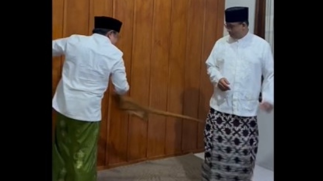 Cak Imin slepet sarung ke Anies Baswedan. (ist)