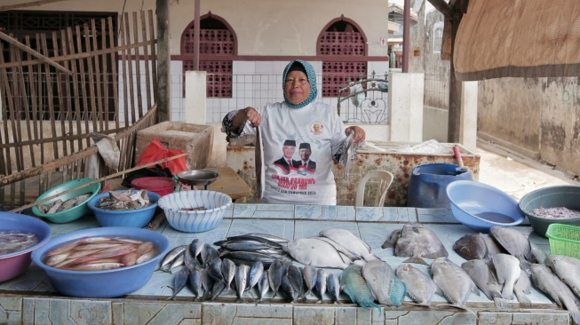 Pasar Lagi Sepi-sepinya, Pedagang Ikan di Pandeglang Semringah Dapat Sembako Murah