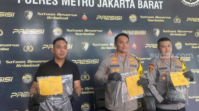 Polisi merilis kasus pembunuhan karyawati di area mal Central Park, Jakarta Barat. (Suara.com.Faqih)