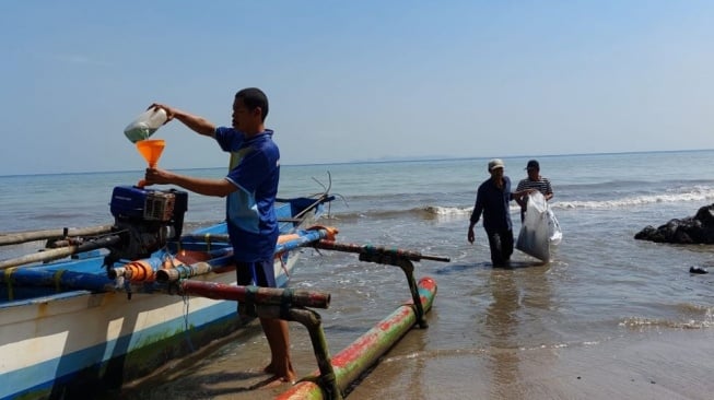 Nelayan Pesisir Anyar Nyambi Kumpulkan Sampah Plastik, Diproduksi Jadi Solar untuk Melaut