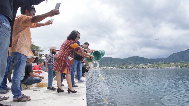 CSR pelepasan 500 benih ikan mas ke Danau Toba sebagai bagian dalam rangkaian event MAXi Yamaha Day penutup 2023 [PT YIMM].