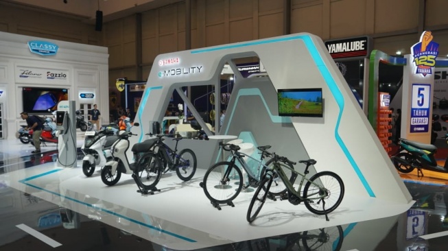 Jajaran motor listrik dan sepeda Yamaha di pameran IMOS+ 2023 yang berlangsung di ICE BSD, Tangeran selama 25 - 29 Oktober. [Dok Yamaha]