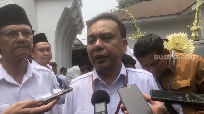 Ketua Harian DPP Partai Gerindra Sufmi Dasco Ahmad di Kantor KPU, Jakarta Pusat, Rabu (25/10/2023). (Suara.com/Dea)