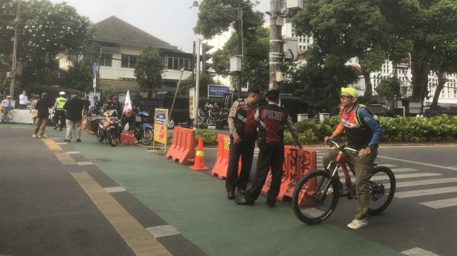 Besok Debat Perdana Capres, Kantor KPU RI Dijaga Ketat Aparat Kepolisian Tiga Lapis