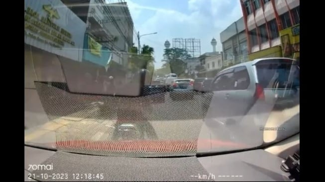 Viral pemotor pecahkan kaca mobil gegara ditabrak dari belakang di Bandung. (Instagram)