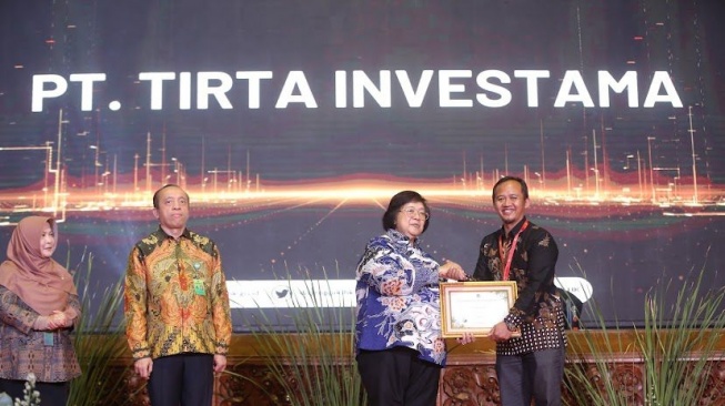 Thoriq - Sustainable Development Supervisor PT Tirta Investama Wonosobo Menerima Piagam Penghargaan Pendukung Proklim 2023 (Sumber: Panitia ProKlim 2023)