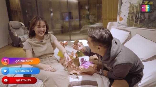 Momen Ayu Ting Ting Beri Kejutan Ultah Boy William (YouTube/Qiss You TV)