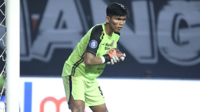 Kiper Persija Jakarta Cahya Supriadi saat tampil di laga melawan RANS Nusantara FC di Stadion Patriot Candrabhaga, Bekasi, Minggu (22/10/2023). (Dok. Persija).