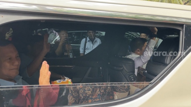 Pakai Kemeja Berwarna Pilpres 2019, Prabowo-Gibran Satu Mobil Bareng Menuju GBK