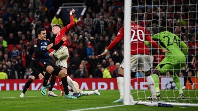 Gelandang Manchester United, Scott McTominay melakukan pelanggaran terhadap gelandang FC Copenhagen, Mohamed Elyounoussi saat mereka berebut bola selama matchday ketiga Grup A Liga Champions 2023-2024 antara Manchester United vs Copenhagen di Old Trafford, di Manchester, utara- Inggris barat, pada 24 Oktober 2023.Paul ELLIS / AFP.