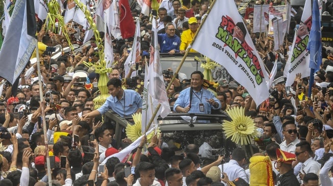 Bacapres Prabowo Subianto dan Bacawapres Gibran Rakabuming Raka bersama para pendukungnya tiba di Gedung KPU,Jakarta, Rabu (25/10/2023). Koalisi Indonesia Maju mendaftarkan Prabowo Subianto dan Gibran Rakabuming Raka sebagai pasangan calon presiden dan wakil presiden ke KPU pada hari terakhir pendaftaran. [ANTARA FOTO/Muhammad Adimaja].