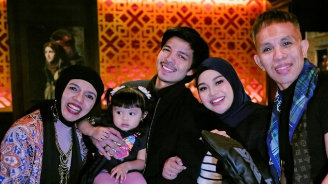 Atta Halilintar bersama keluarga merayakan ulang tahun Halilintar Anofial Asmid. (Instagram)