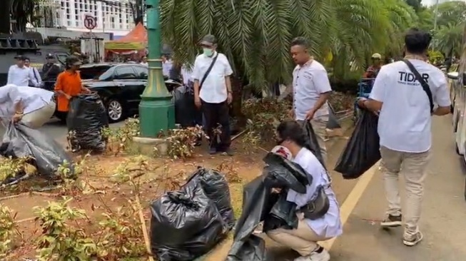 Relawan Prabowo-Gibran dan TIDAR Bersih-bersih di Depan Gedung KPU Usai Pendaftaran Pilpres