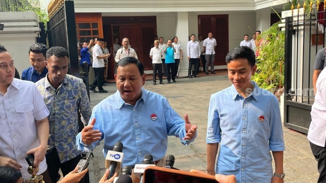 Bakal calon wakil presiden (cawapres) Gibran Rakabuming Raka akhirnya menyambangi kediaman bakal calon presiden (capres) Prabowo Subianto di Jalan Kertanegara, Jakarta Selatan, Rabu (25/10/2023). (Suara.com/Novian)