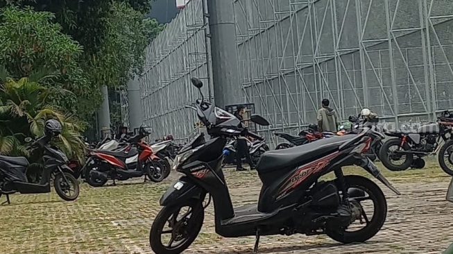 Kondisi parkiran sepeda motor di area GBK yang menjadi lokasi pencurian helm jurnalis yang meliput acara Sapa Pendukun Prabowo-Gibran di Indonesia Arena. (Suara.com)