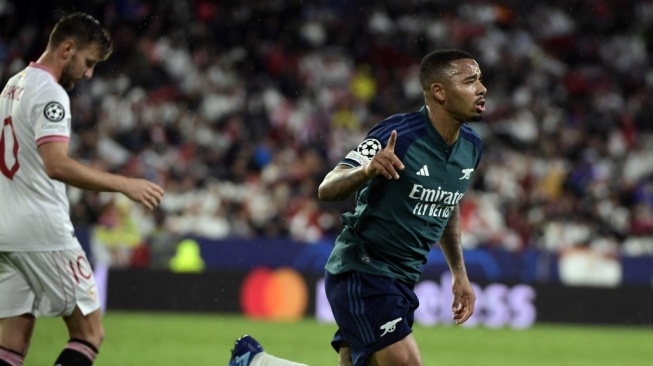 Penyerang Arsenal asal Brasil, Gabriel Jesus melakukan selebrasi usai mencetak gol kedua timnya selama matchday ketiga Grup B Liga Champions 2023-2024 antara Sevilla vs Arsenal di stadion Ramon Sanchez Pizjuan di Seville pada 24 Oktober 2023.CRISTINA QUICLER / AFP.