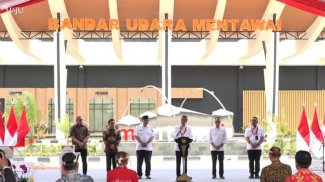 Jokowi Resmikan Bandara Mentawai: Semoga Turis Semakin Banyak!